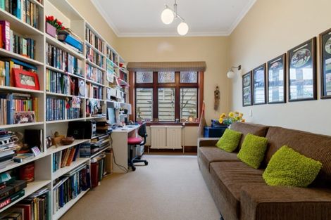 Photo of property in 210 Oriental Parade, Oriental Bay, Wellington, 6011