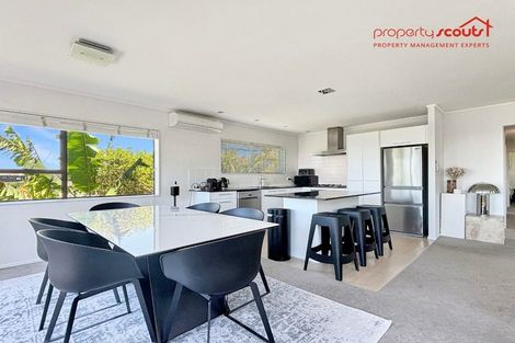 Photo of property in 2/33 Montgomery Avenue, Rothesay Bay, Auckland, 0630