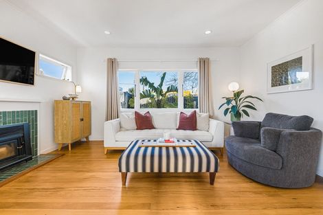 Photo of property in 1/150 East Coast Road, Forrest Hill, Auckland, 0620