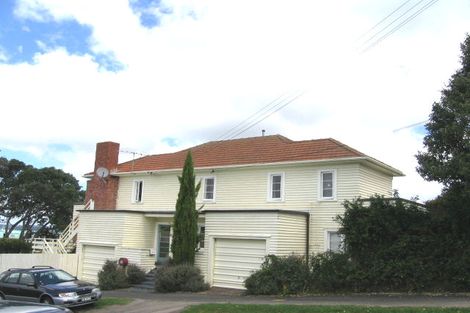 Photo of property in 1 Stanley Point Road, Stanley Point, Auckland, 0624
