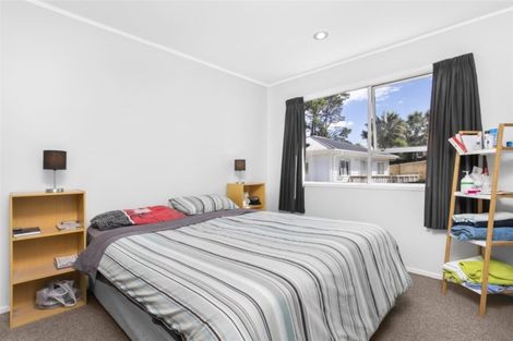 Photo of property in 14 Barnfield Place, Glendene, Auckland, 0602