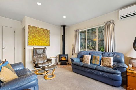 Photo of property in 2/30 Sunset Road, Unsworth Heights, Auckland, 0632
