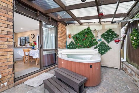 Photo of property in 42 Bodi Place, Te Atatu South, Auckland, 0610