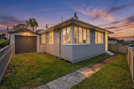 Photo of property in 4 Balmain Street, Newlands, Wellington, 6037