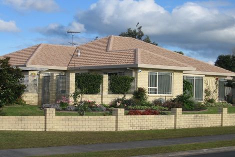 Photo of property in 18 Lakeside Drive, Orewa, 0931