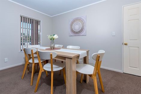 Photo of property in 30 Ginders Drive, Massey, Auckland, 0614