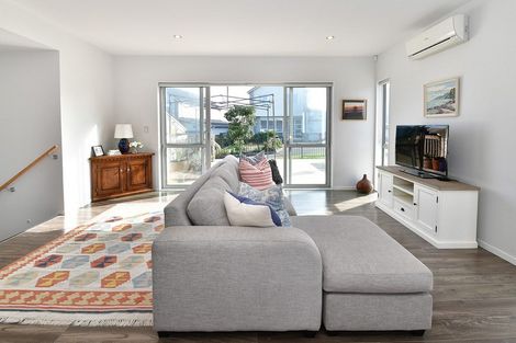 Photo of property in 33 Kaipuke Crescent, Gulf Harbour, Whangaparaoa, 0930