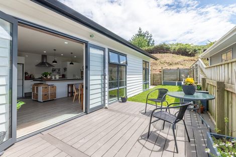 Photo of property in 42 Kenepuru Drive, Tawa, Wellington, 5028