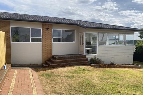 Photo of property in 2/318 Sunset Road, Unsworth Heights, Auckland, 0632