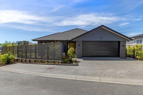 Photo of property in 2 Roundhouse Close, Whitby, Porirua, 5024
