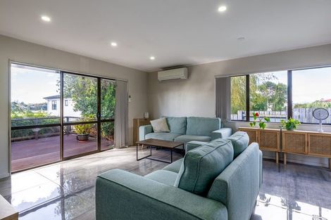 Photo of property in 13 Martin Place, Kelston, Auckland, 0602