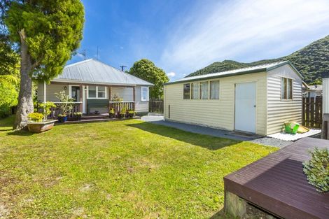 Photo of property in 2 Pokaka Street, Birchville, Upper Hutt, 5018