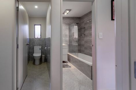 Photo of property in 13 Martin Place, Kelston, Auckland, 0602