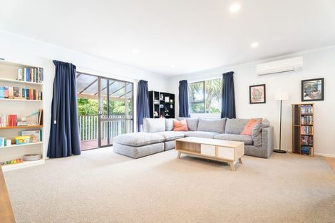 Photo of property in 31 Cheltenham Terrace, Newlands, Wellington, 6037