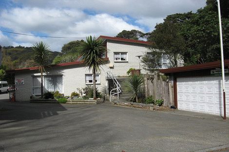 Photo of property in 27 Rowe Parade, Wainuiomata, Lower Hutt, 5014