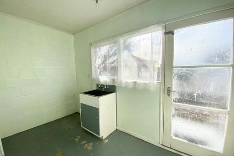 Photo of property in 5 Marlene Avenue, Te Atatu South, Auckland, 0610