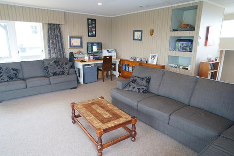 Photo of property in 4 D'urville Place, Kelvin Grove, Palmerston North, 4414