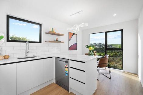 Photo of property in 5/1090 Beach Road, Torbay, Auckland, 0630