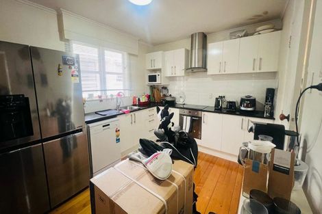 Photo of property in 172 Forrest Hill Road, Forrest Hill, Auckland, 0620