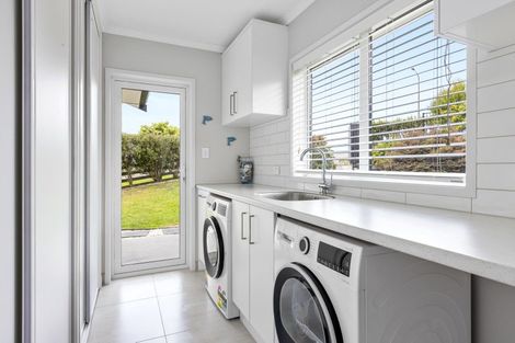 Photo of property in 60 Roberts Road, Matakatia, Whangaparaoa, 0930