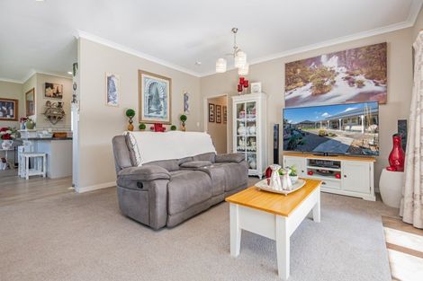 Photo of property in 6 Pegasus Place, Kelvin Grove, Palmerston North, 4414