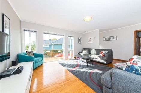 Photo of property in 37 Kervil Avenue, Te Atatu Peninsula, Auckland, 0610