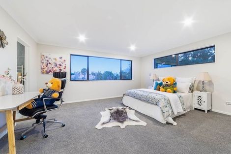 Photo of property in 27a Royal View Road, Te Atatu South, Auckland, 0610