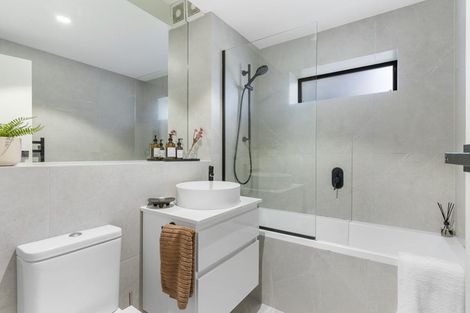 Photo of property in 2/42 Island Road, Beach Haven, Auckland, 0626
