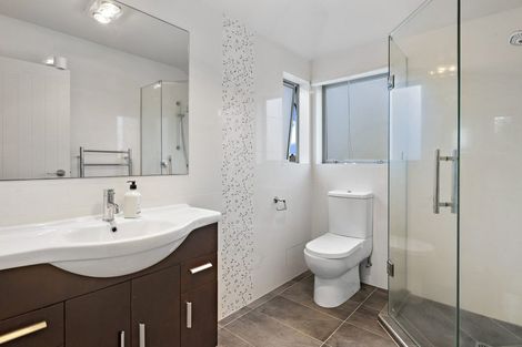 Photo of property in 8 Oak View Terrace, Schnapper Rock, Auckland, 0632