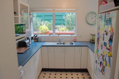 Photo of property in 40f2 Salford Street, Newlands, Wellington, 6037