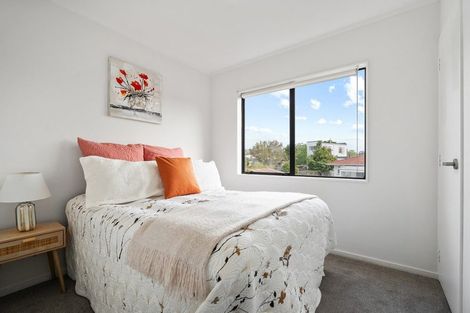 Photo of property in 2/38 Waverley Avenue, Glenfield, Auckland, 0629