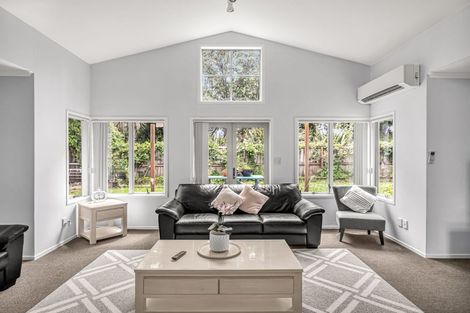 Photo of property in 92 Riverton Drive, Randwick Park, Auckland, 2105