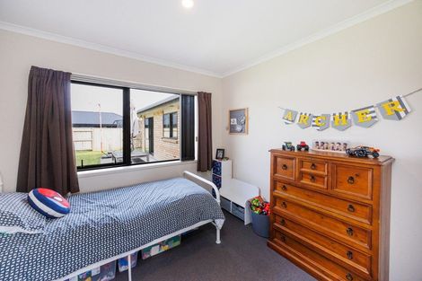 Photo of property in 15 Chestnut Close, Kelvin Grove, Palmerston North, 4414