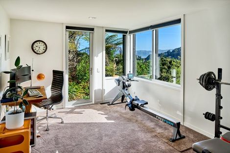Photo of property in 4 Francis Bell Grove, Lowry Bay, Lower Hutt, 5013