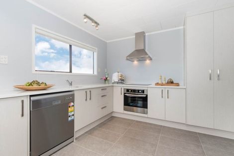 Photo of property in 11 Kayle Glen, West Harbour, Auckland, 0618