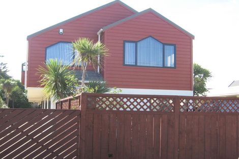 Photo of property in 8 Rua Street, Lyall Bay, Wellington, 6022