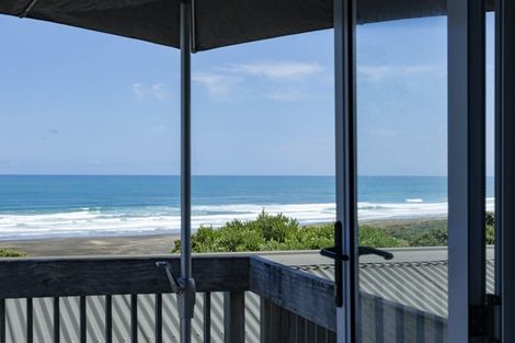 Photo of property in 61 Garden Road, Piha, 0772