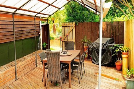 Photo of property in 2/76 Kaurilands Road, Titirangi, Auckland, 0604