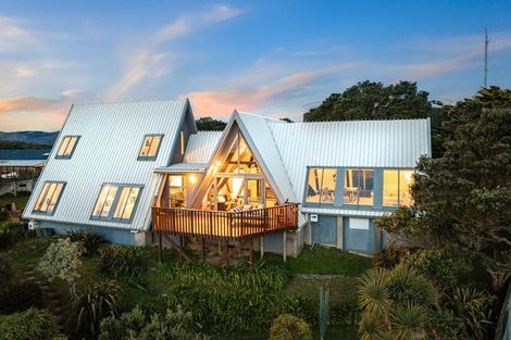 Photo of property in 112 Gloaming Hill, Titahi Bay, Porirua, 5022