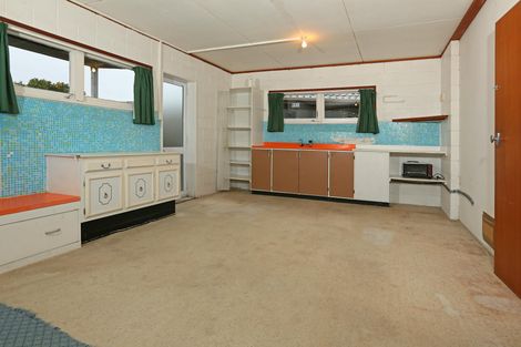 Photo of property in 6 Meadow Crescent, Te Atatu South, Auckland, 0602