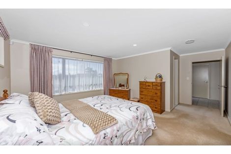 Photo of property in 66 Grovenor Drive, Orewa, 0931