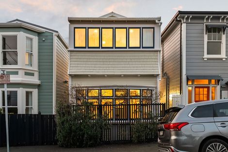 Photo of property in 33 Queen Street, Mount Victoria, Wellington, 6011