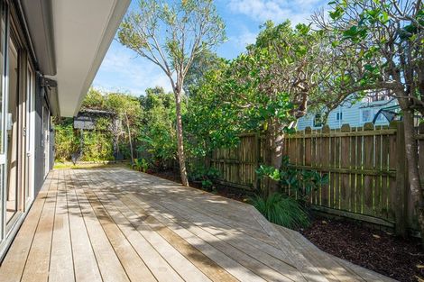Photo of property in 2/5 Hanlon Crescent, Narrow Neck, Auckland, 0624