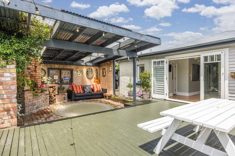 Photo of property in 8 Craigbank Avenue, New Lynn, Auckland, 0600