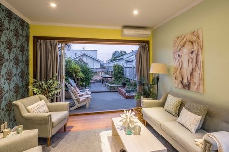 Photo of property in 72 Lyall Parade, Lyall Bay, Wellington, 6022