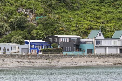 Photo of property in 32 Owhiro Bay Parade, Owhiro Bay, Wellington, 6023