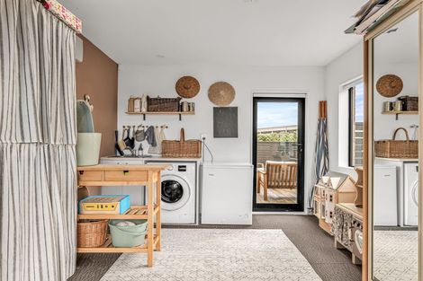 Photo of property in 1 Nga Waka Place, Mangere, Auckland, 2022