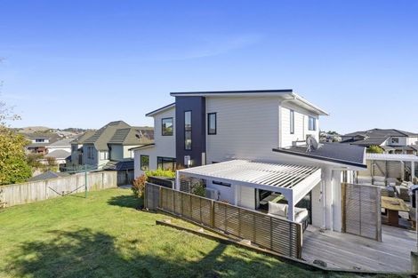 Photo of property in 32 Lanyon Place, Whitby, Porirua, 5024