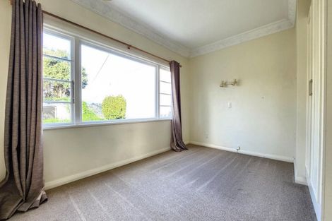 Photo of property in 73 Maupuia Road, Maupuia, Wellington, 6022