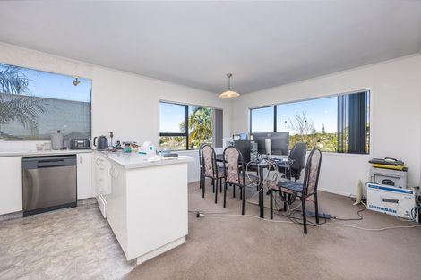 Photo of property in 6 Milwaukee Place, Glendene, Auckland, 0602